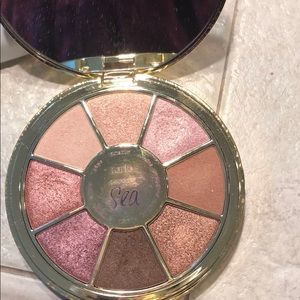 Taste Rainforest of the sea eye shadow palette